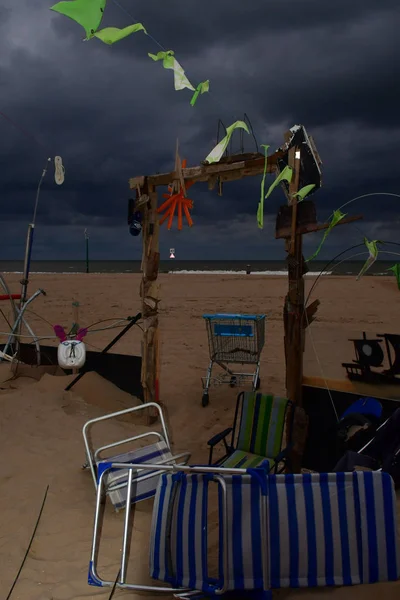 Cadılar Bayramı kasvetli kumsalda