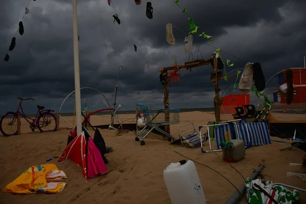 Cadılar Bayramı kasvetli kumsalda