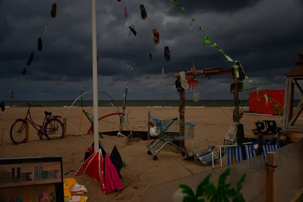 Cadılar Bayramı kasvetli kumsalda