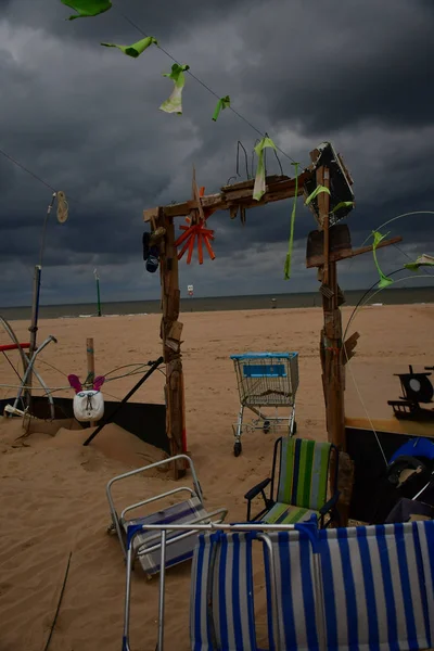 Cadılar Bayramı kasvetli kumsalda