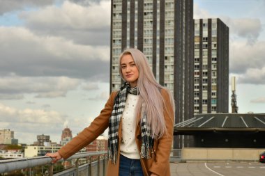 gökdelenin çatı kat cila sarışın