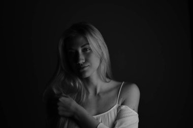  Ukraynalı sarışın siyah beyaz fotoğraf çekimi