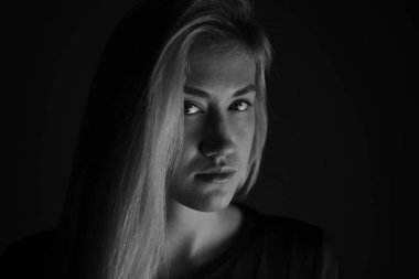  Ukraynalı sarışın siyah beyaz fotoğraf çekimi