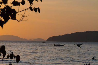 üzerinde Tayland deniz dağlarda günbatımı