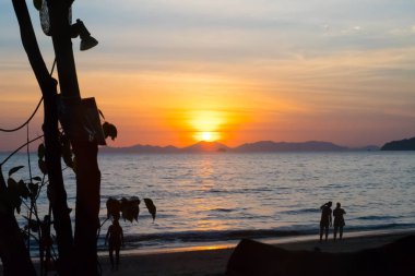 üzerinde Tayland deniz dağlarda günbatımı