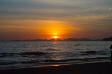 üzerinde Tayland deniz dağlarda günbatımı
