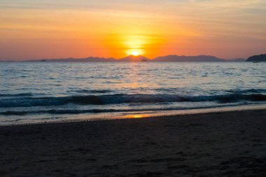 üzerinde Tayland deniz dağlarda günbatımı