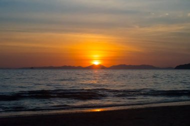 üzerinde Tayland deniz dağlarda günbatımı