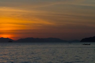 üzerinde Tayland deniz dağlarda günbatımı