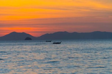 üzerinde Tayland deniz dağlarda günbatımı