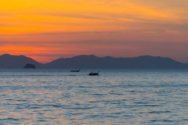 üzerinde Tayland deniz dağlarda günbatımı