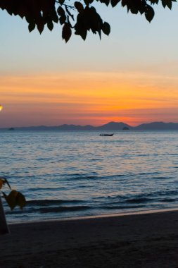 üzerinde Tayland deniz dağlarda günbatımı