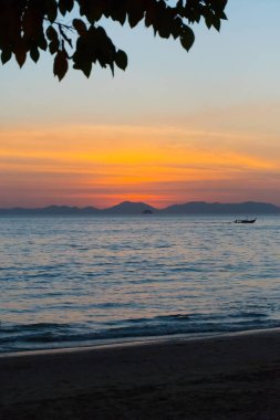 üzerinde Tayland deniz dağlarda günbatımı