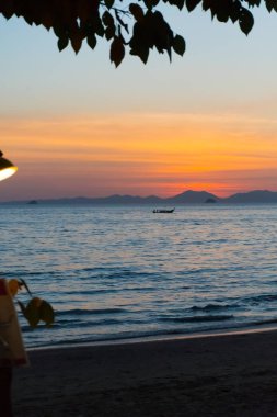 üzerinde Tayland deniz dağlarda günbatımı