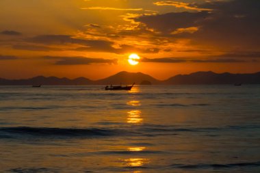 üzerinde Tayland deniz dağlarda günbatımı