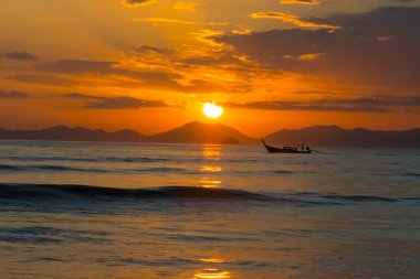 üzerinde Tayland deniz dağlarda günbatımı
