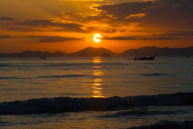 üzerinde Tayland deniz dağlarda günbatımı