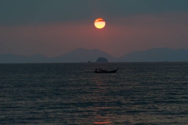 üzerinde Tayland deniz dağlarda günbatımı