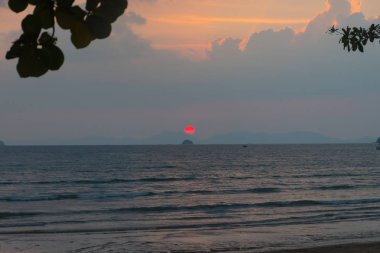 üzerinde Tayland deniz dağlarda günbatımı