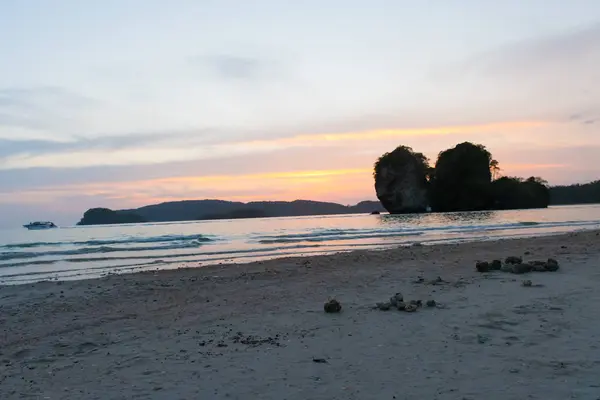 Solnedgång över bergen i thailand havet — Stockfoto