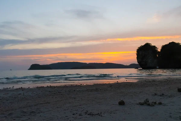 Solnedgång över bergen i thailand havet — Stockfoto