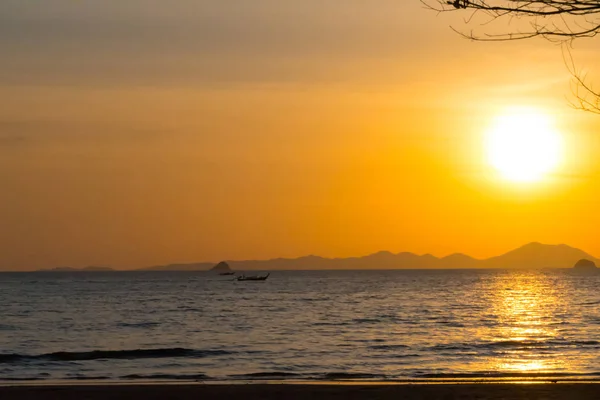 Zonsondergang over de bergen in thailand zee — Stockfoto