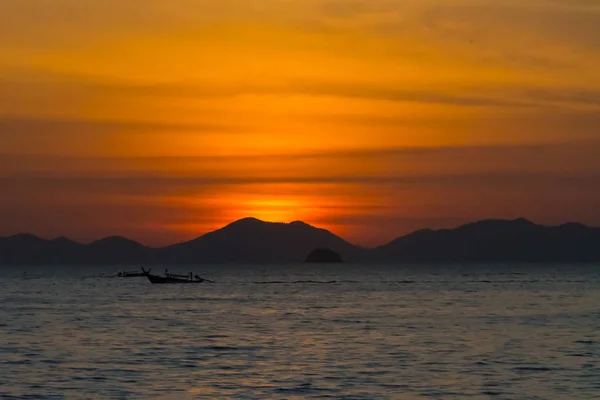 Por do sol sobre as montanhas no mar de Tailândia — Fotografia de Stock