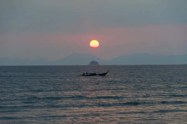 Sonnenuntergang über den Bergen im thailändischen Meer — Stockfoto
