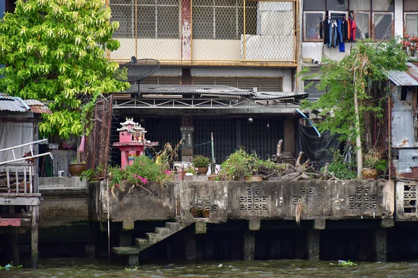 Трущобы и нищета на улицах Бангкока — стоковое фото