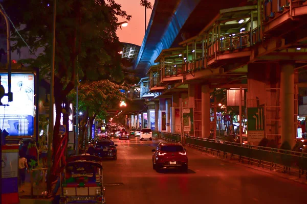Ночная жизнь в Бангкоке — стоковое фото