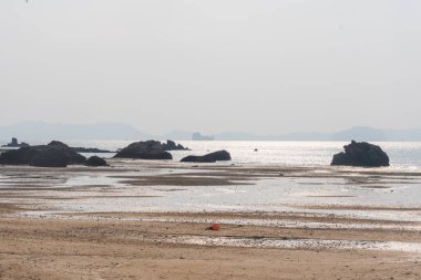  Ufukta kayalar ile Çöl plaj