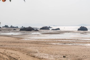  Ufukta kayalar ile Çöl plaj