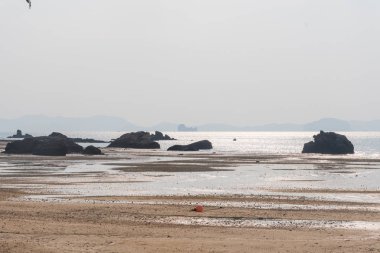  Ufukta kayalar ile Çöl plaj