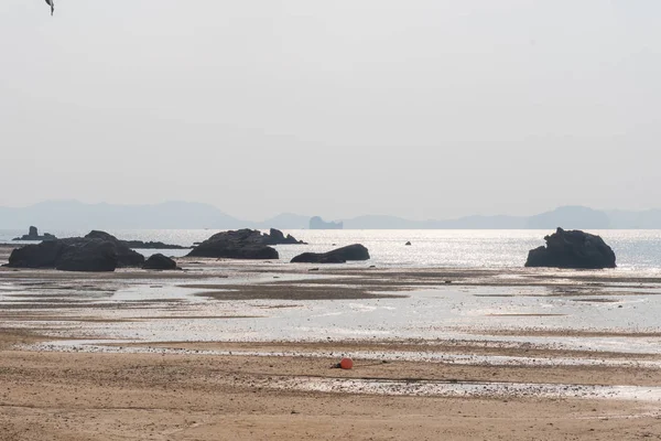  Ufukta kayalar ile Çöl plaj