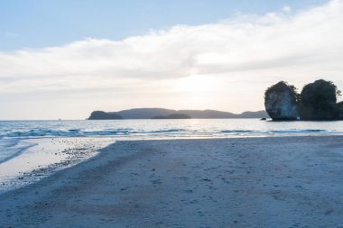 Tayland Kayalar ve Adalar. kayalar ile deniz. Kayalar ve bitki örtüsü