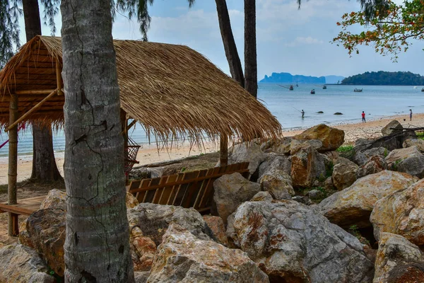 Thailand Island Beach. Rocks tropiska kusten Asien och Palm Tree — Stockfoto