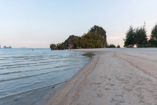 Таиланд Скалы и острова. море со скалами. Камни и растительность — стоковое фото