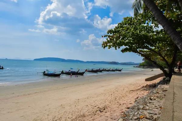 Туристическая лодка на пляже острова Таиланд. пород Тропический берег Азии — стоковое фото