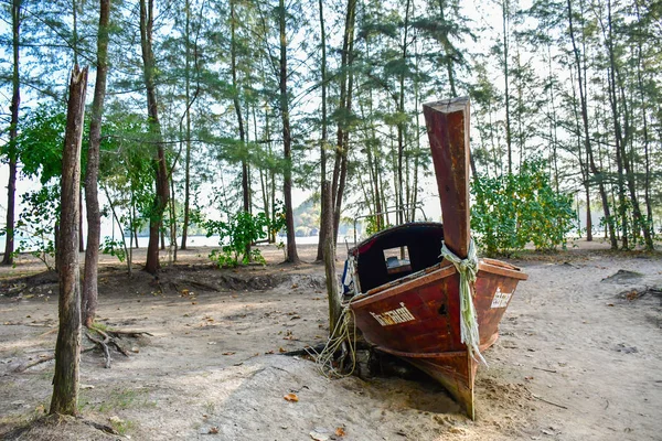 Perahu Perjalanan di Pantai Pulau Thailand. batu Tropical Coast Asia — Stok Foto