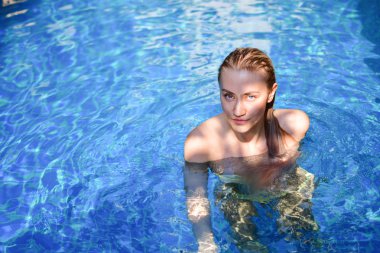 Bikini güzel seksi bayan yüzme havuzunda poz. Portr