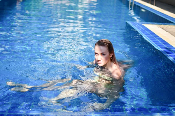 Hermosa señora sexy en bikini posando en la piscina. Portr. — Foto de Stock