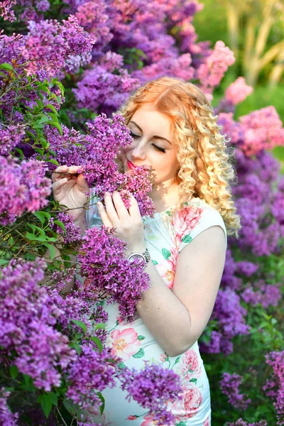 Schwangere Mädchen lächelt in einem blühenden Frühlingspark, das Mädchen ist wal — Stockfoto