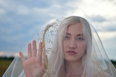 alanında eski bir havaalanının pistinde peçe ile sarışın