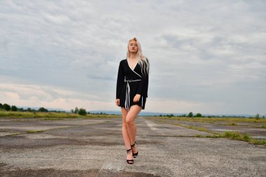 pistte mini etek seksi sarışın