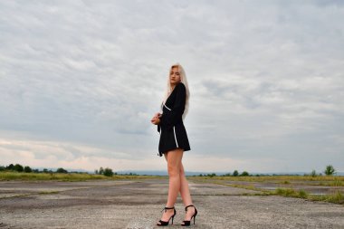 pistte mini etek seksi sarışın