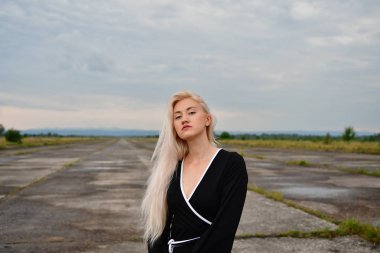 pistte mini etek seksi sarışın