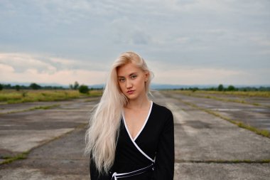 pistte mini etek seksi sarışın