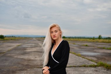 pistte mini etek seksi sarışın