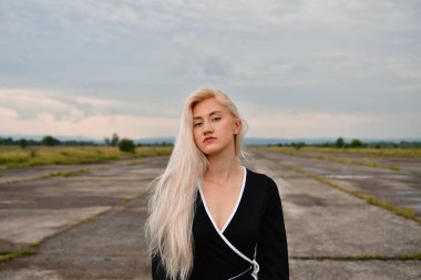 pistte mini etek seksi sarışın