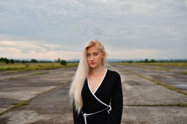 pistte mini etek seksi sarışın